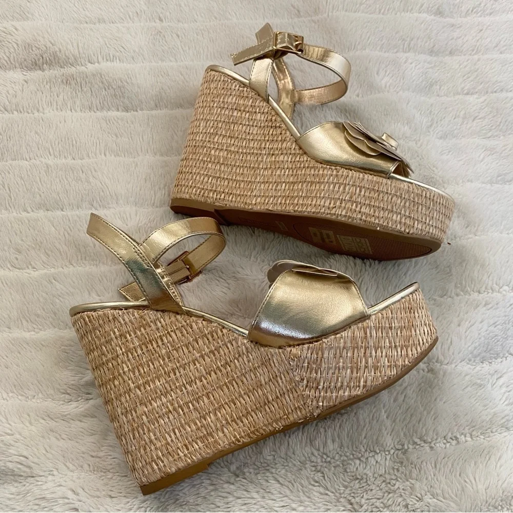 BAMBOO Gold Flower Platform Wedge Boho Sandals with Ankle Strap Size 10